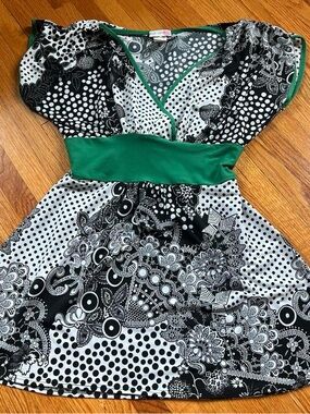 Body Central Black White & Green Babydoll Paisley Patterned Tie Tank Top